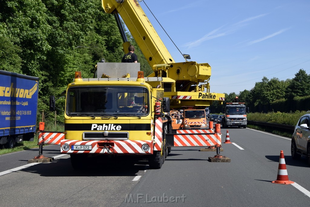 LKW in Boeschung A 3 Rich Frankfurt Hoehe Roesrath Lohmar P060.JPG - Miklos Laubert